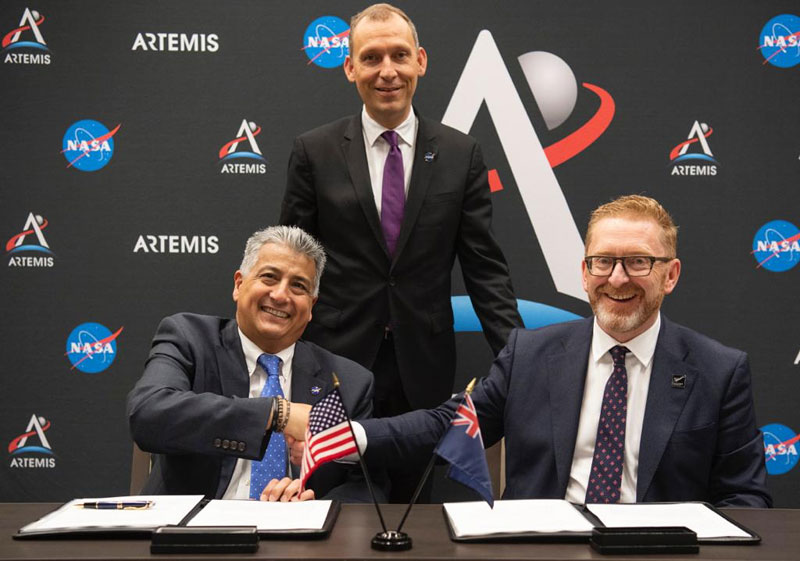 Al Condes and Dr Thomas Zurbuchen of NASA with Dr Peter Crabtree, General Manager of Science, Innovation and International at MBIE at the partnership agreement signing ceremony in October 2019